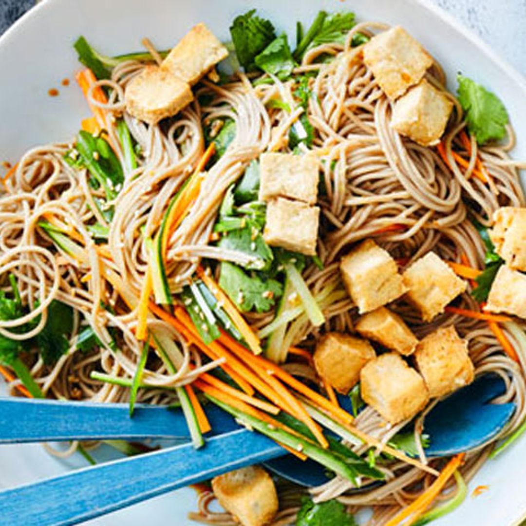 Ensalada templada de 'soba' y tofu frito