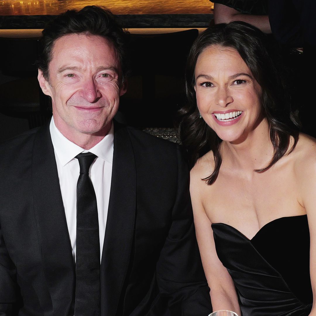 La boda de Hugh Jackman y Sutton Foster tendrá que esperar: los hijos del actor no le apoyan
