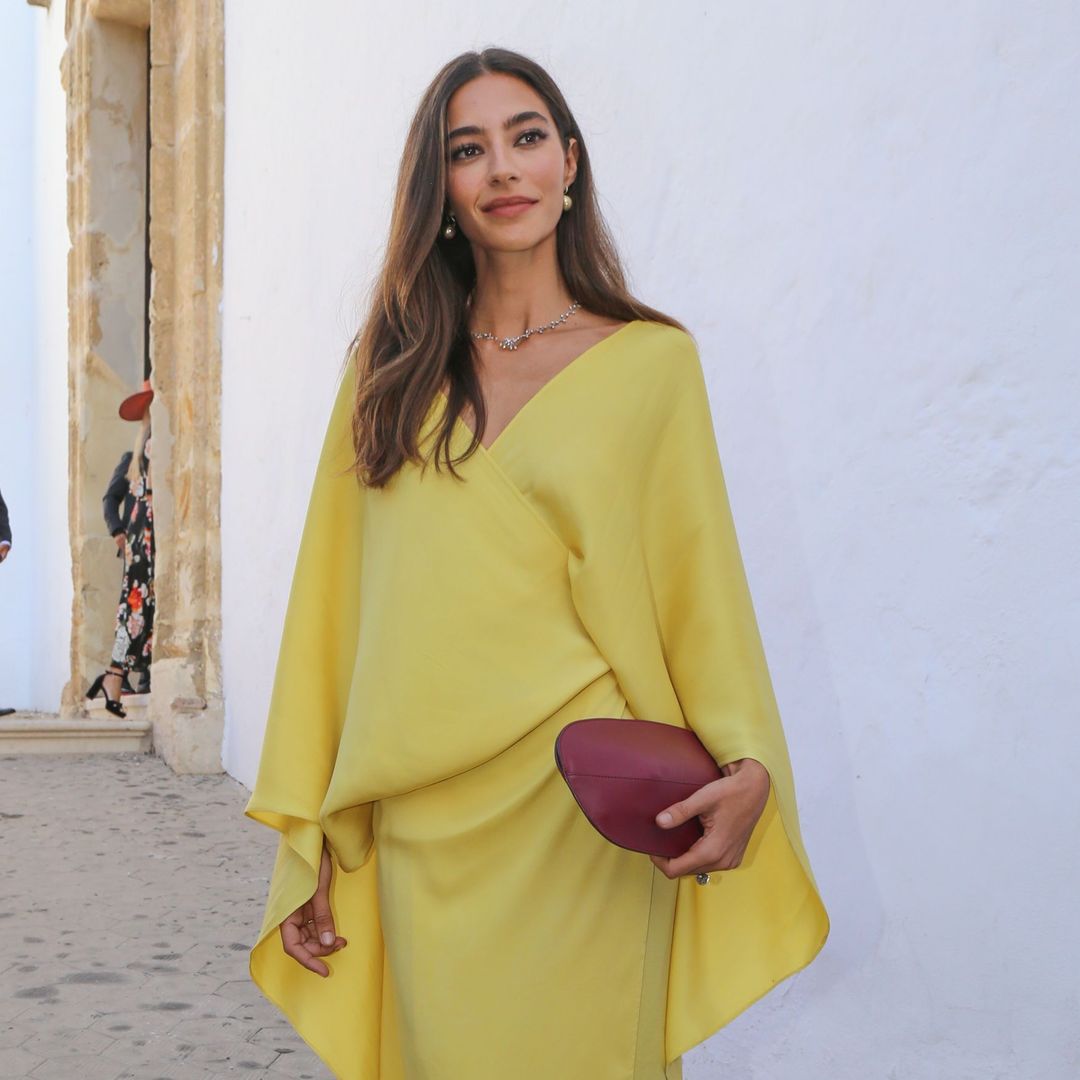 De amarillo, con vestido de inspiración oriental y pendientes de perlas: el look de invitada de Rocío Crusset en la boda de su hermano Alberto Herrera con Blanca Llandres