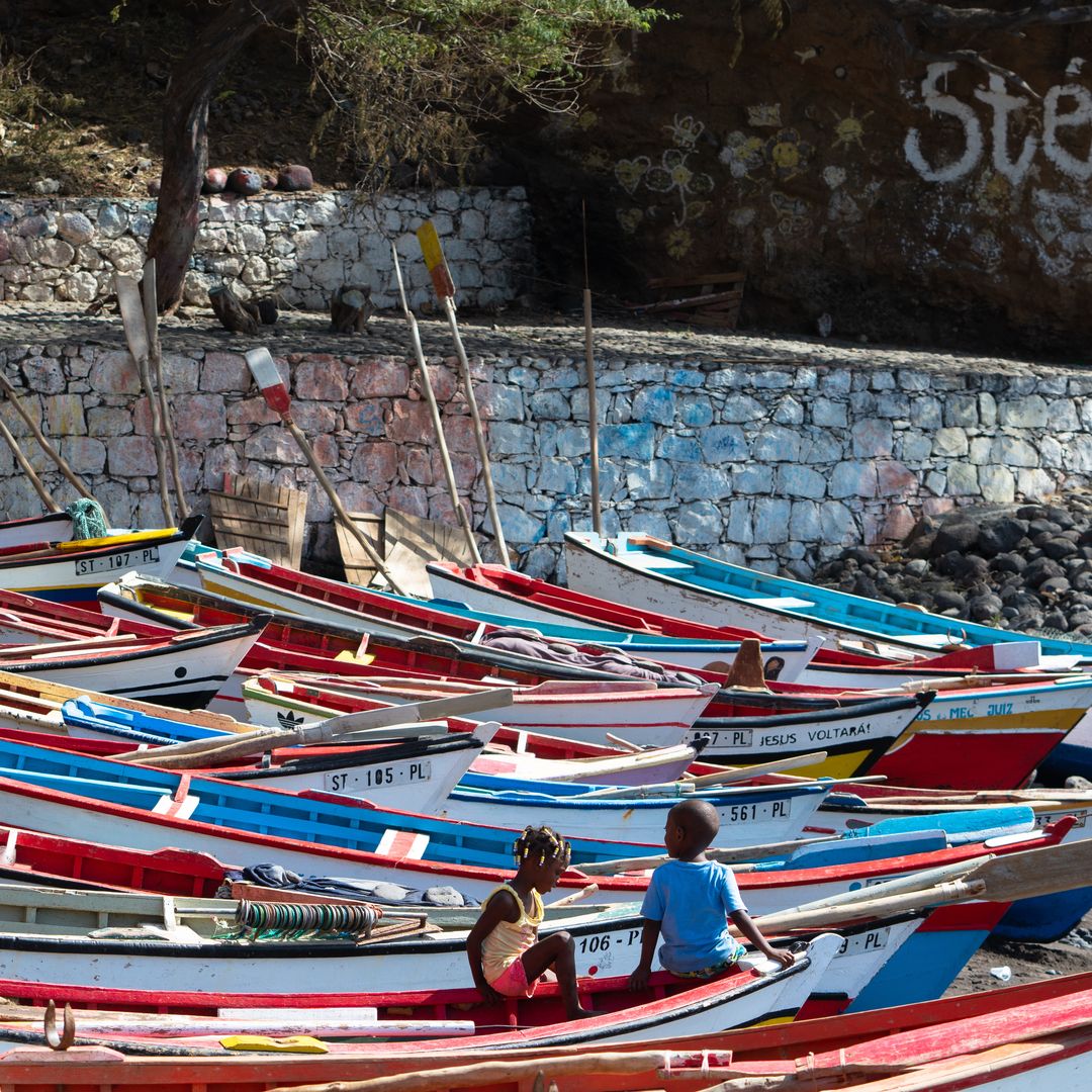 Jóvenes en Cidade Vehla en la isla de Santiago, Cabo Verde