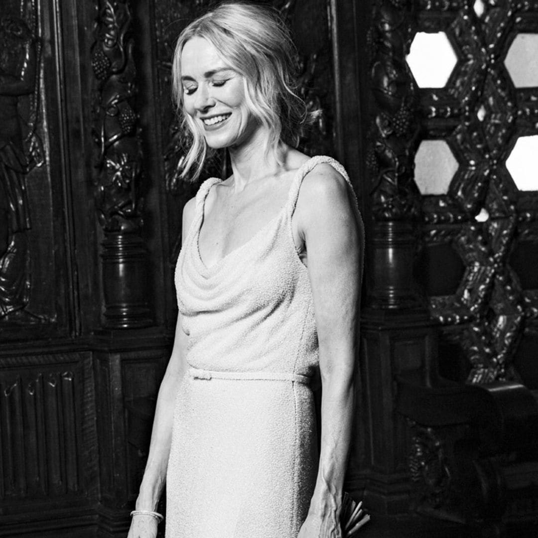 El vestido de novia de Naomi Watts: un diseño minimalista de tul con perlas bordadas