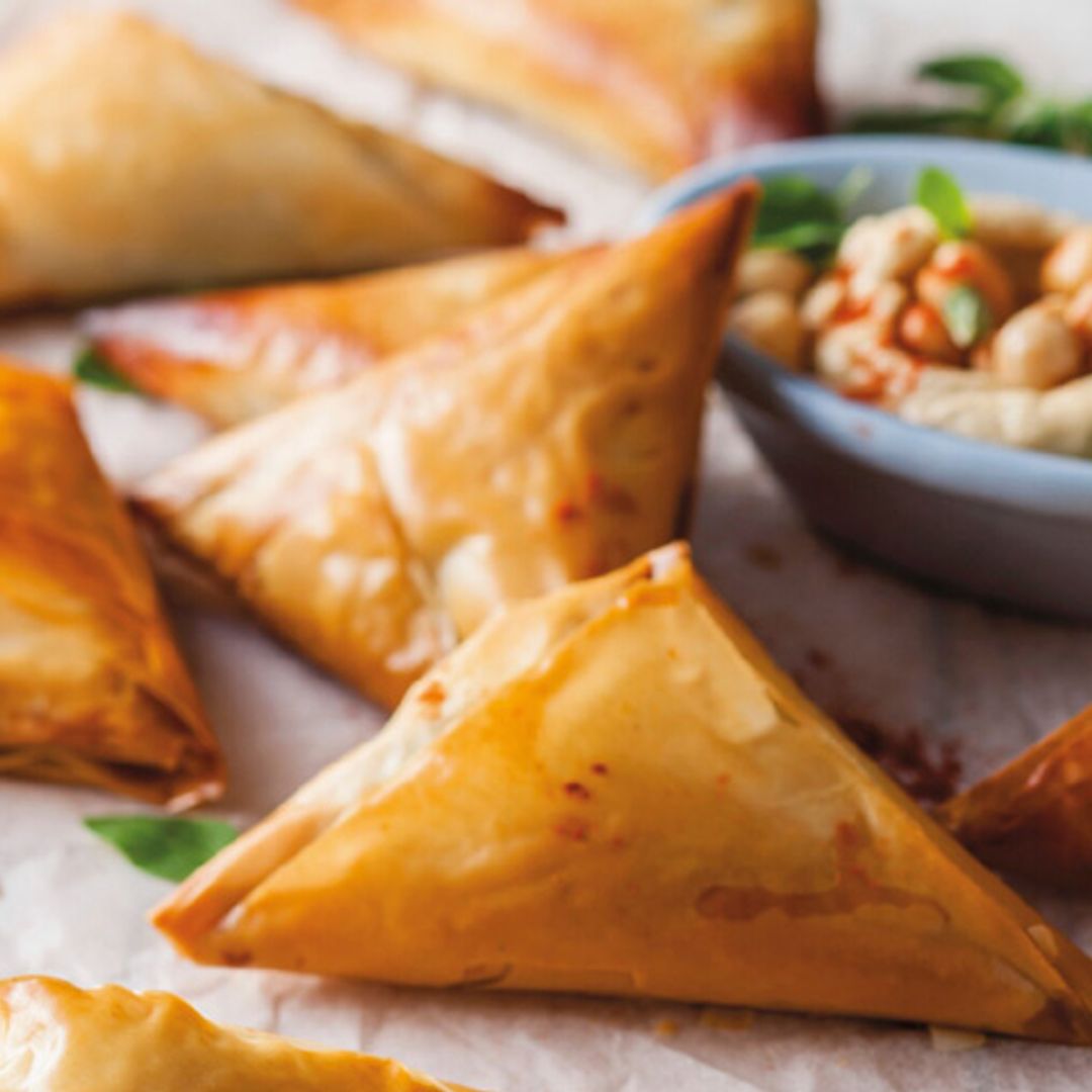 Triángulos de pasta brick rellenos de espinacas y champiñón