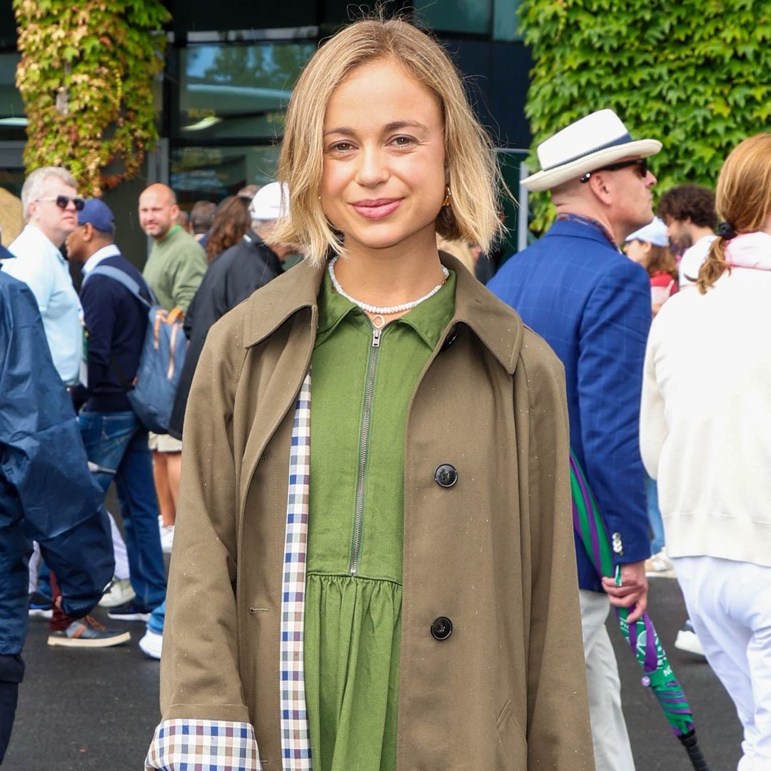 El cómodo look con alpargatas blancas de Amelia Windsor para llevar de turismo y en eventos exclusivos