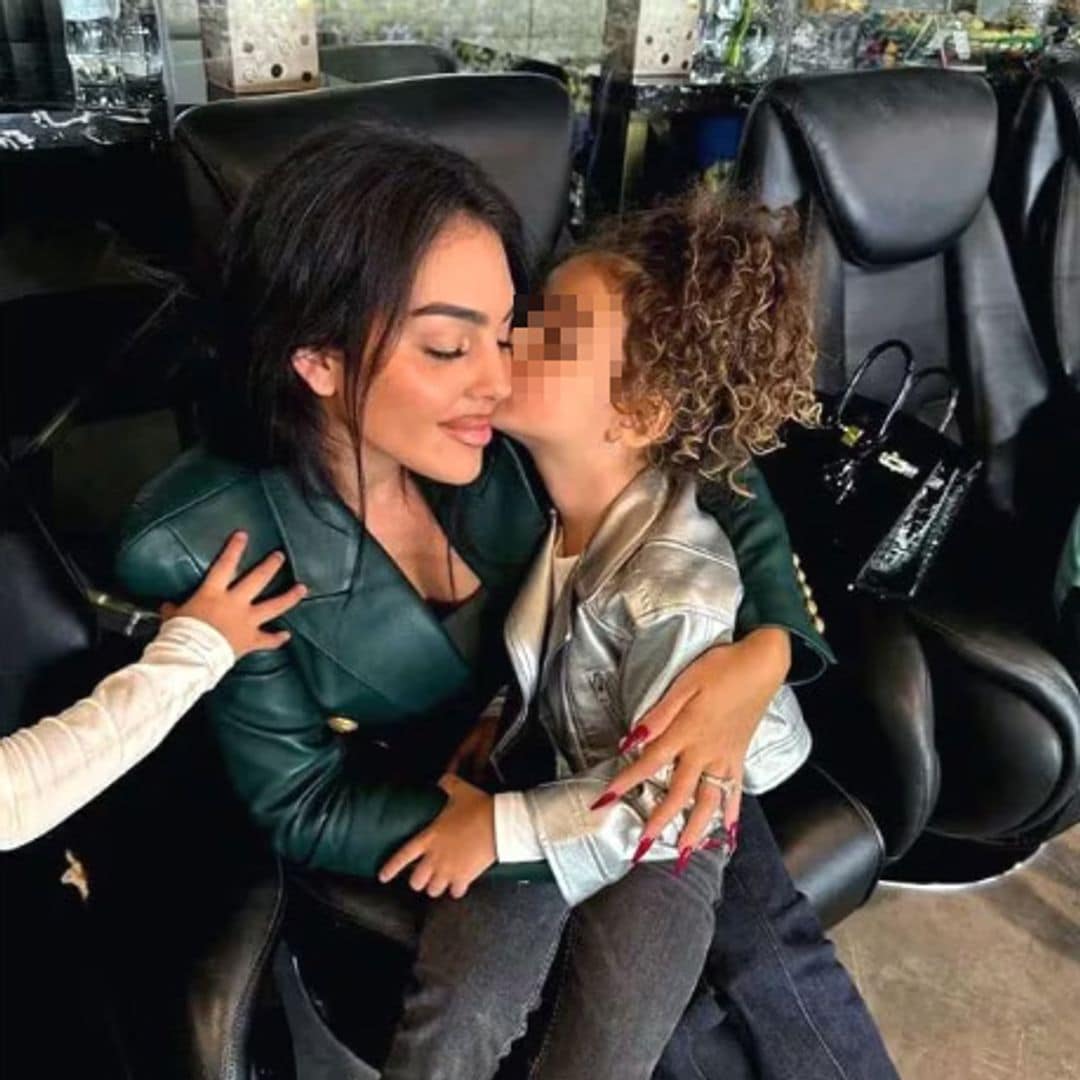 La foto de la hija de Georgina Rodríguez que está dando que hablar: imita a su madre con unas sandalias de 1.000 euros