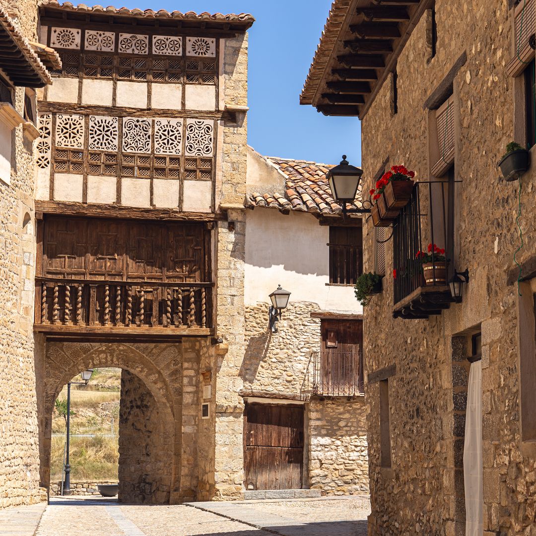 El pueblo amurallado de Teruel al que un papa excomulgó y hoy es uno de los conjuntos históricos mejor conservados de España