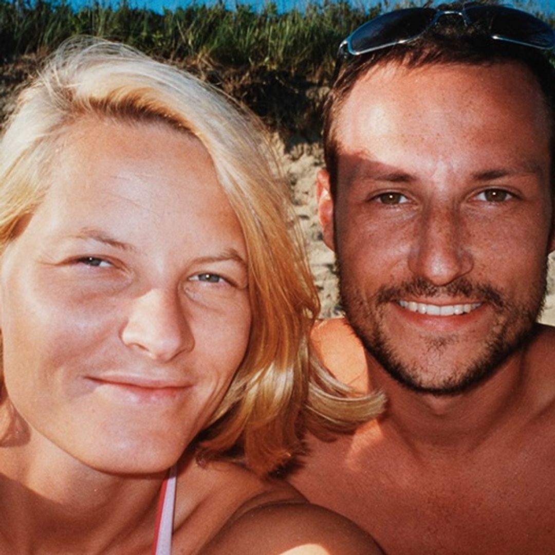 Haakon y Mette-Marit de Noruega abren el álbum de su luna de miel 25 años después con una foto inédita con Marius Borg