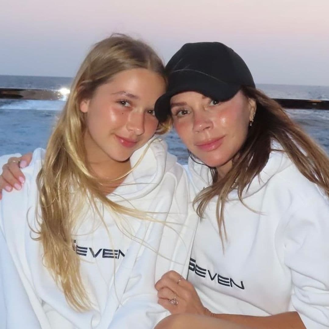 Harper y Victoria Beckham, coordinadas con unas simbólicas sudaderas