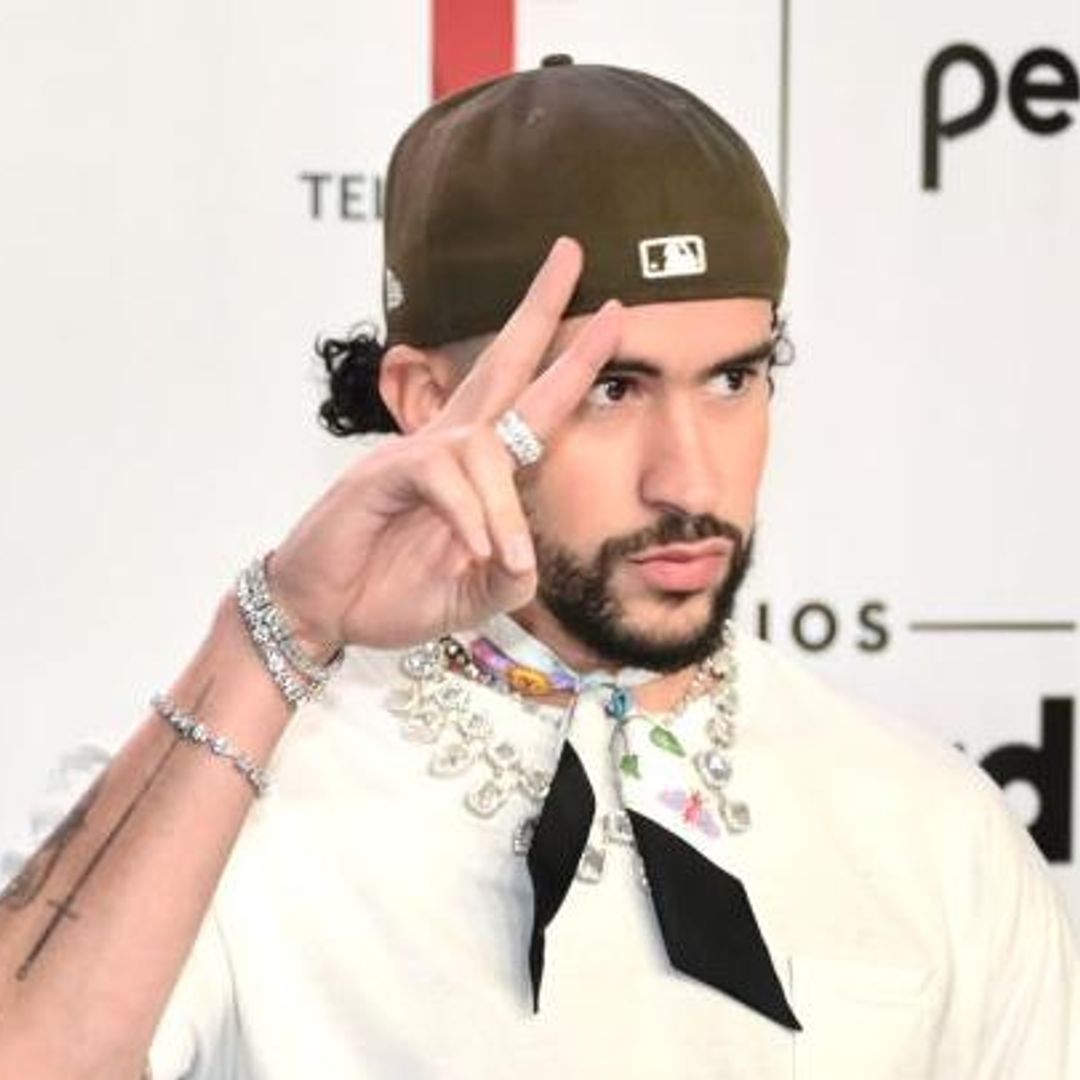 Celebramos que Bad Bunny será presentador en los Premios Oscar con un recuento de sus mejores ‘looks’
