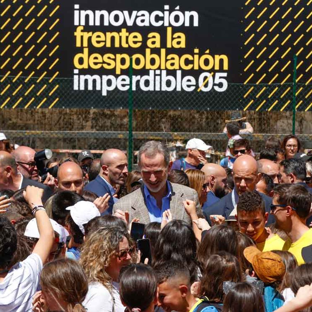 El rey Felipe revoluciona un pequeño pueblo segoviano durante un foro contra la despoblación