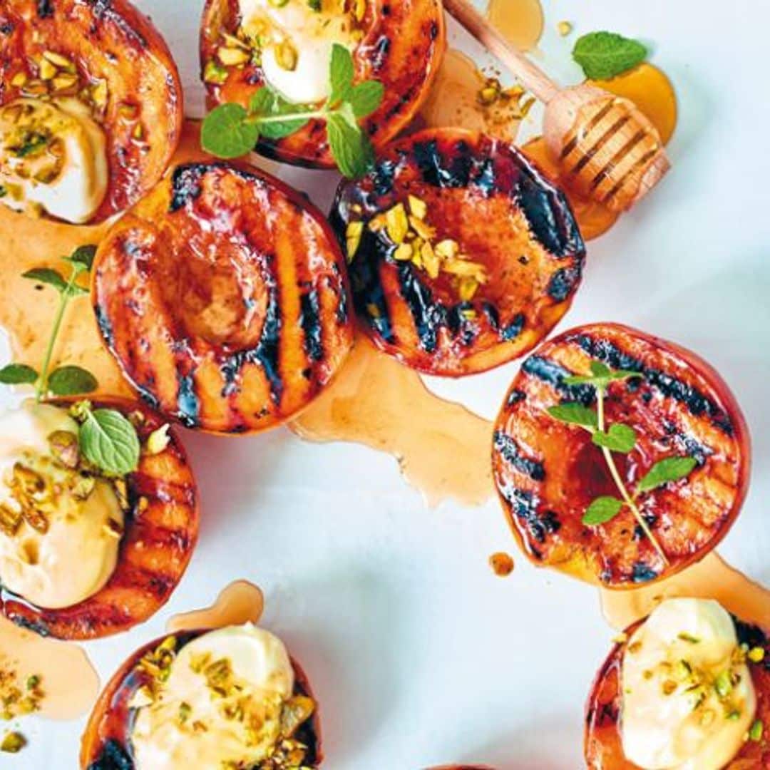 Melocotones al grill con yogur y pistachos