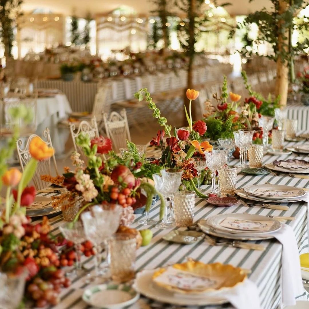 10 ideas inspiradoras con manteles a rayas para dar amplitud a las mesas de tu boda y triunfar con las fotos