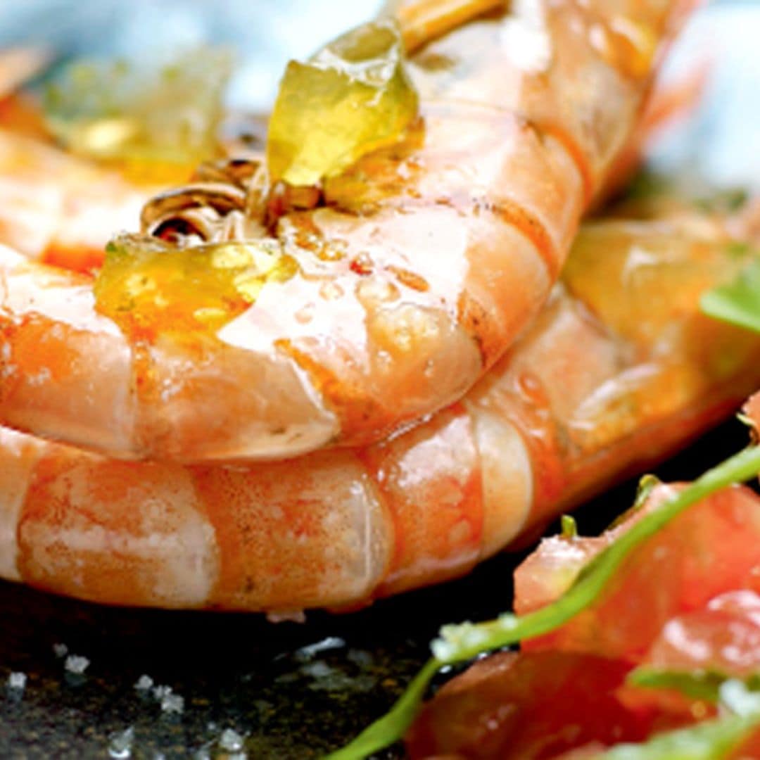 Langostinos a la plancha con ensalada de pulpa de tomate