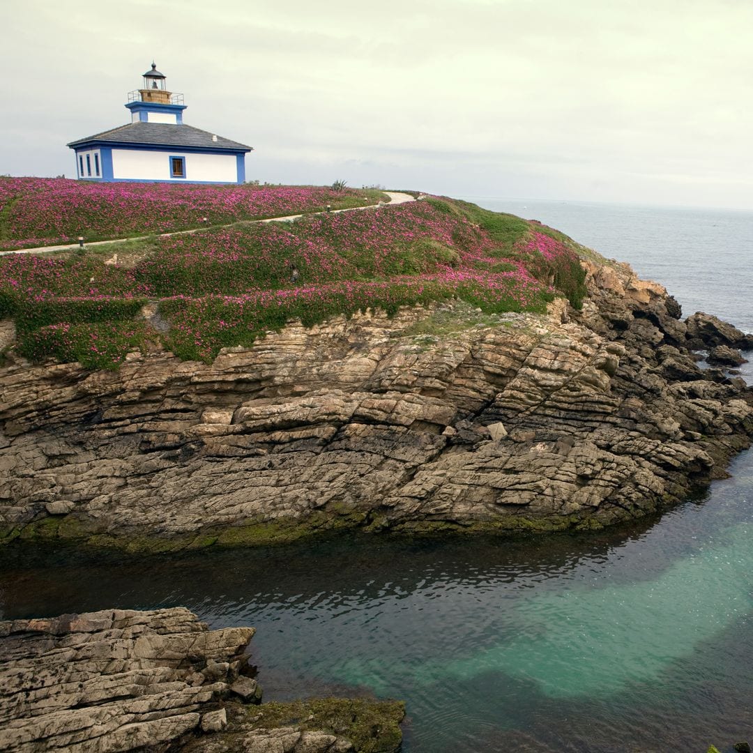 Uno de los dos faros de la isla Pancha, en la boca de la ría del Eo.