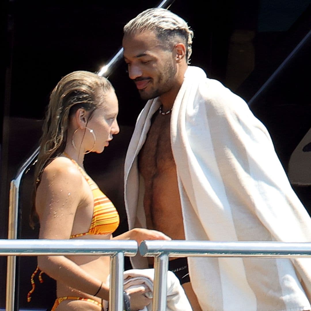Ester estuvo disfrutando de la isla pitiusa con un grupo de amigos, aunque, entre ellos, no se vio al actor Hugo Diego García, con quien ha sido fotografiada en varias ocasiones y ha sido relacionada sentimentalmente