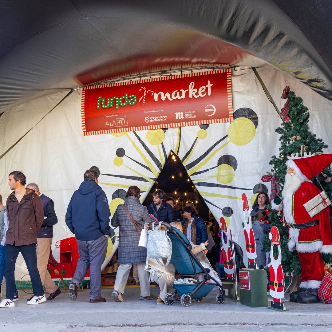 Así es el mercadillo solidario que parece un cuento de Navidad y solo abre 2 veces al año en Madrid