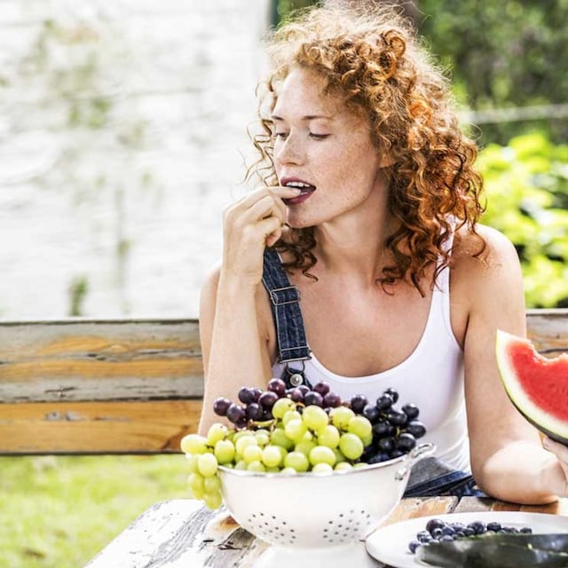 getty mujer guapa fruta
