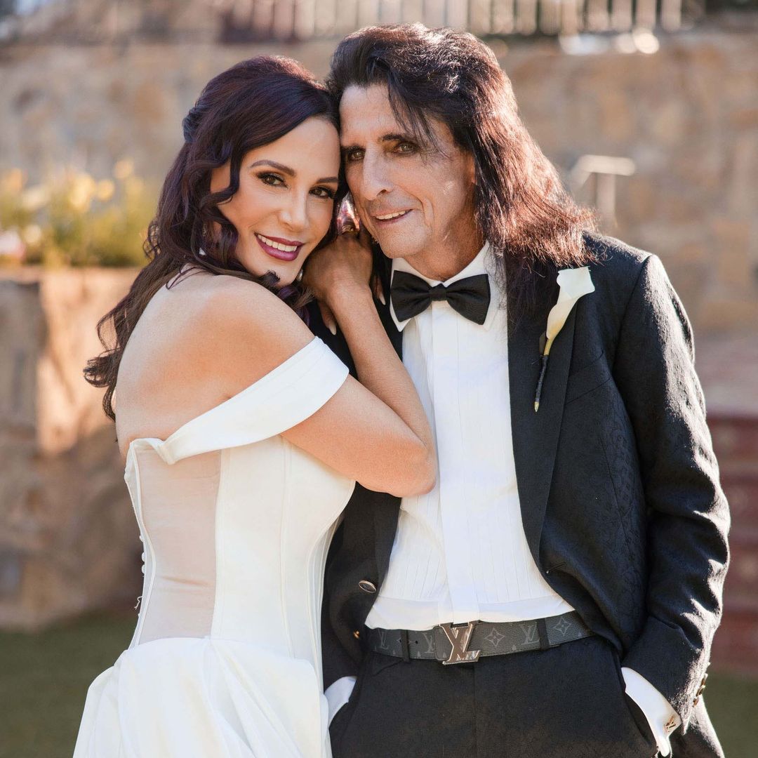 EXCLUSIVA. Alice Cooper, la leyenda del 'rock', nos invita a su boda gótica con Sheryl: "Nuestros 50 años juntos han demostrado a un mundo cínico que el amor verdadero perdura"