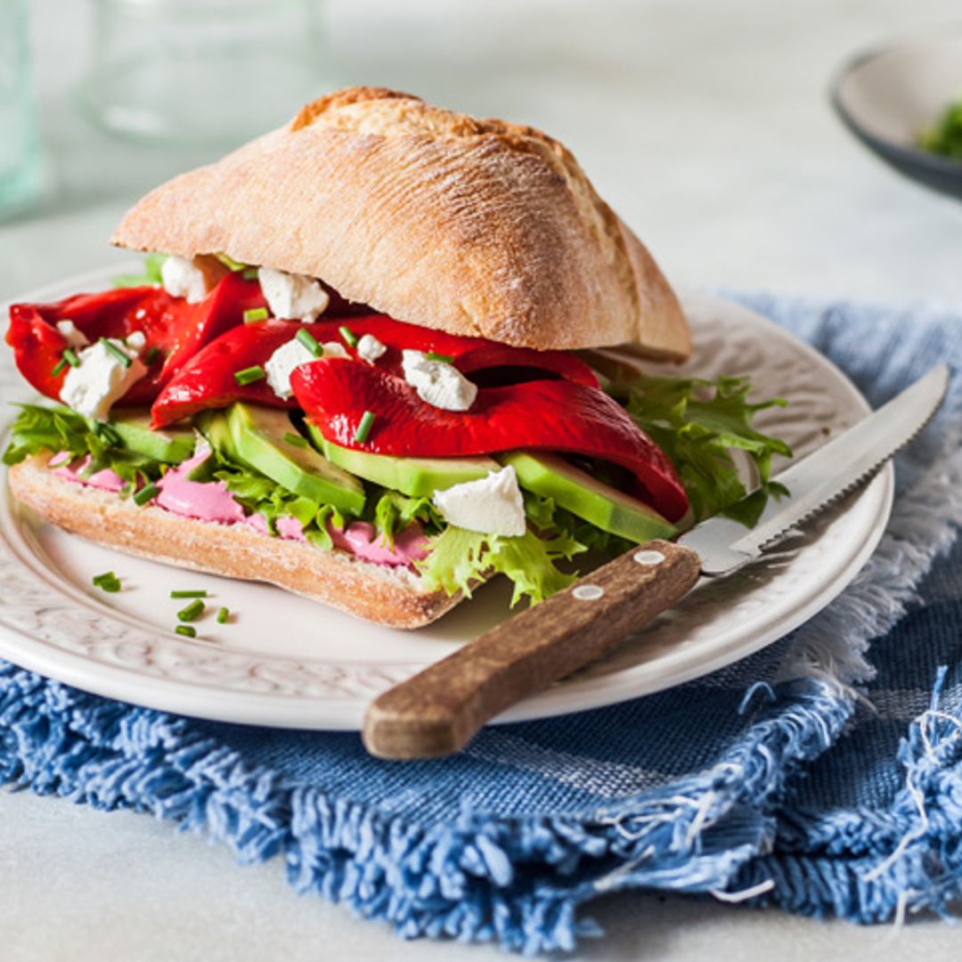 Chapata con aguacate, pimiento asado, queso y mayonesa de remolacha