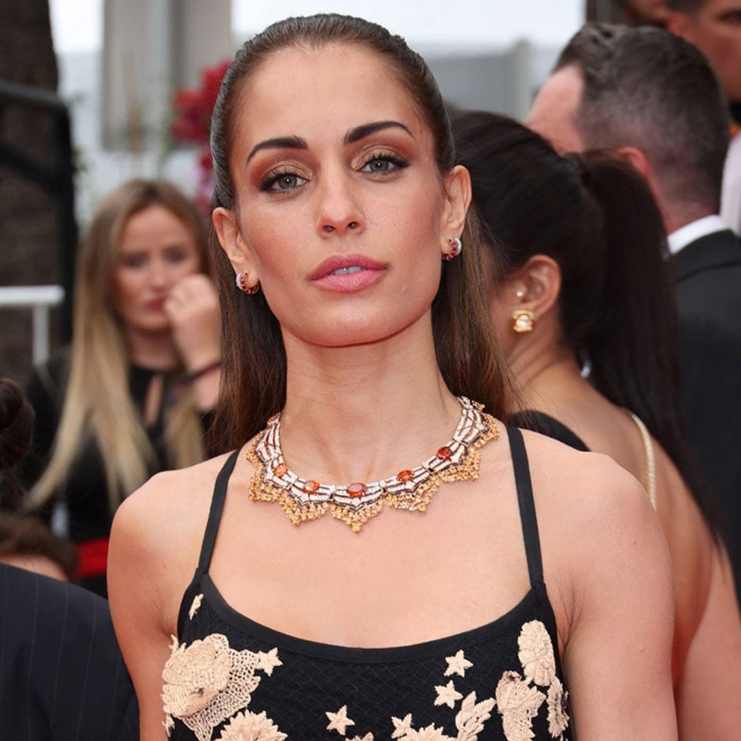 Hiba Abouk reaparece en la alfombra roja de Cannes tras sus meses más complicados