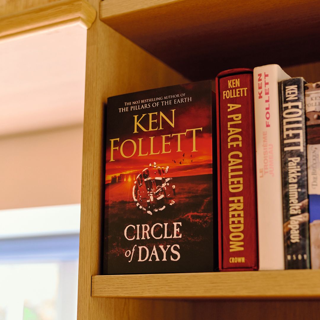 KEN FOLLETt MAESTRO DEL "BEST SELLER", NOS ABRE LAS PUERTAS DE SU CASA JUNTO A SU MUJER, BARBARA HUBBARD