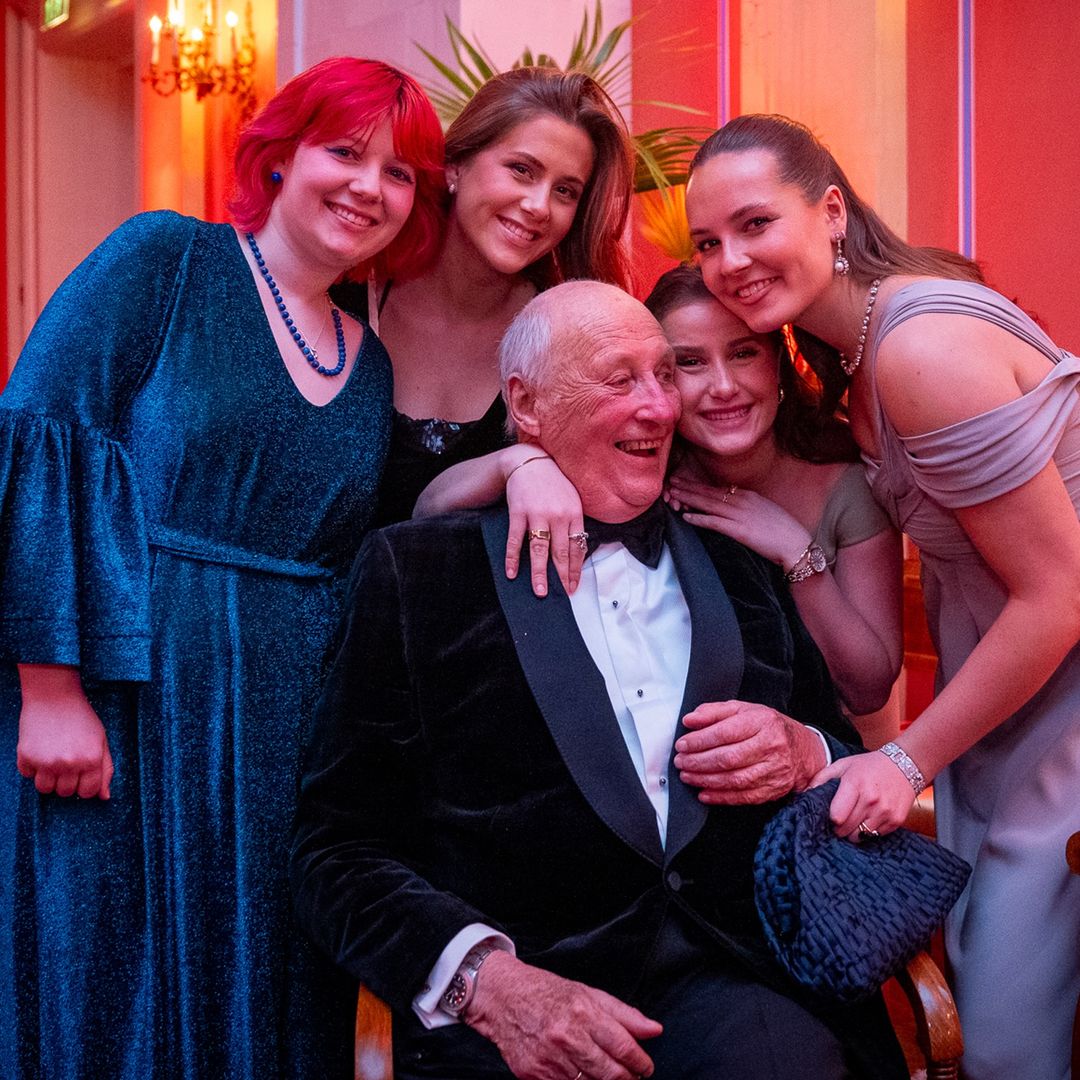 Harald V y las fotos con sus nietos y Marius Borg, que ahora han visto la luz y nos muestran una nueva faceta: "El tiempo juntos es lo más valioso que tenemos"