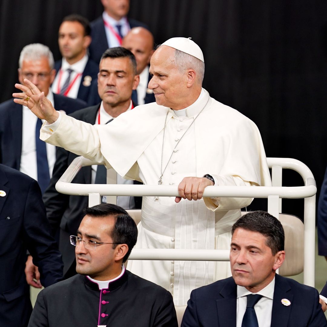 El Papa saludando desde el 'papamóvil'