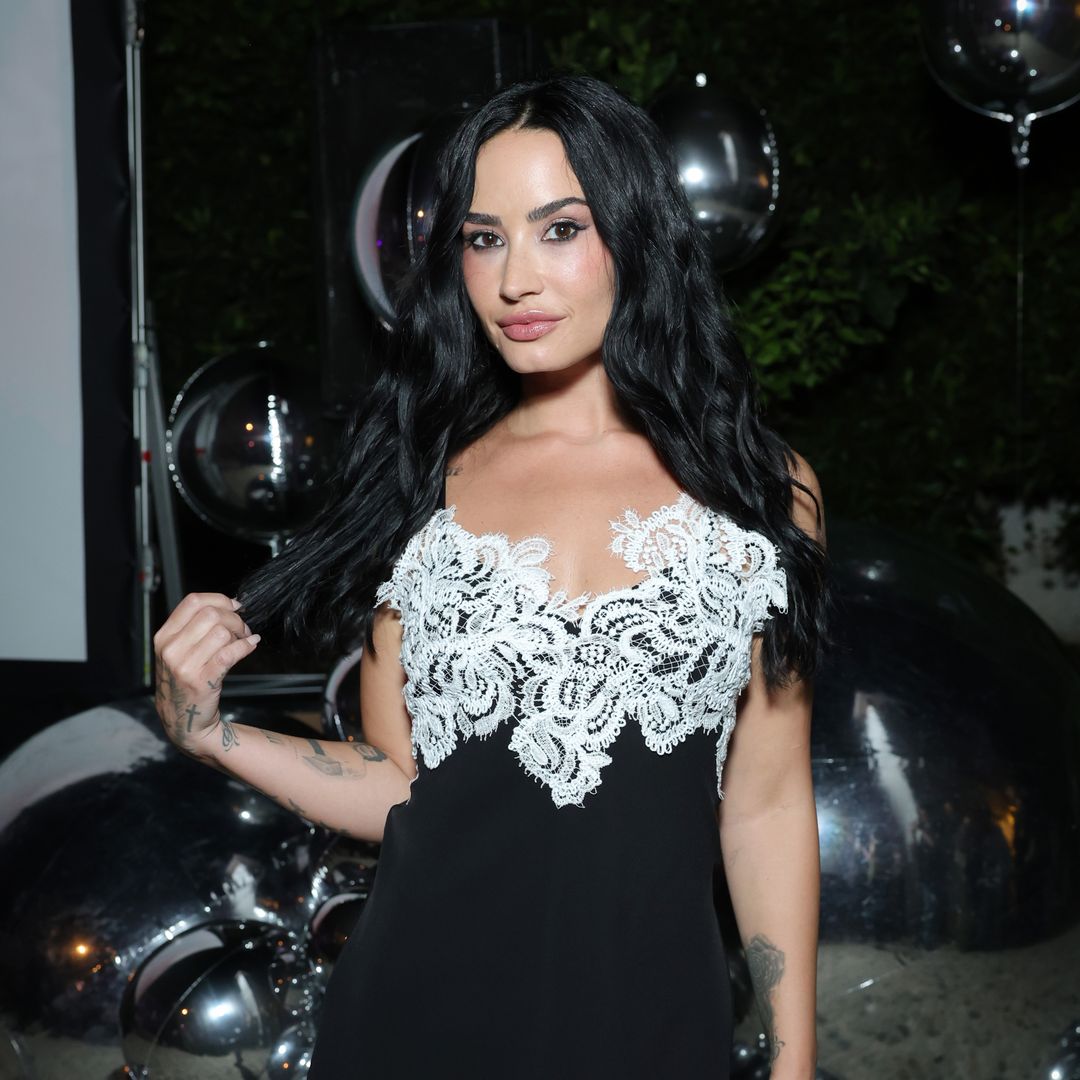 Demi Lovato presume de su colección de tatuajes y de un bronceado radiante con un bikini tropical de ensueño