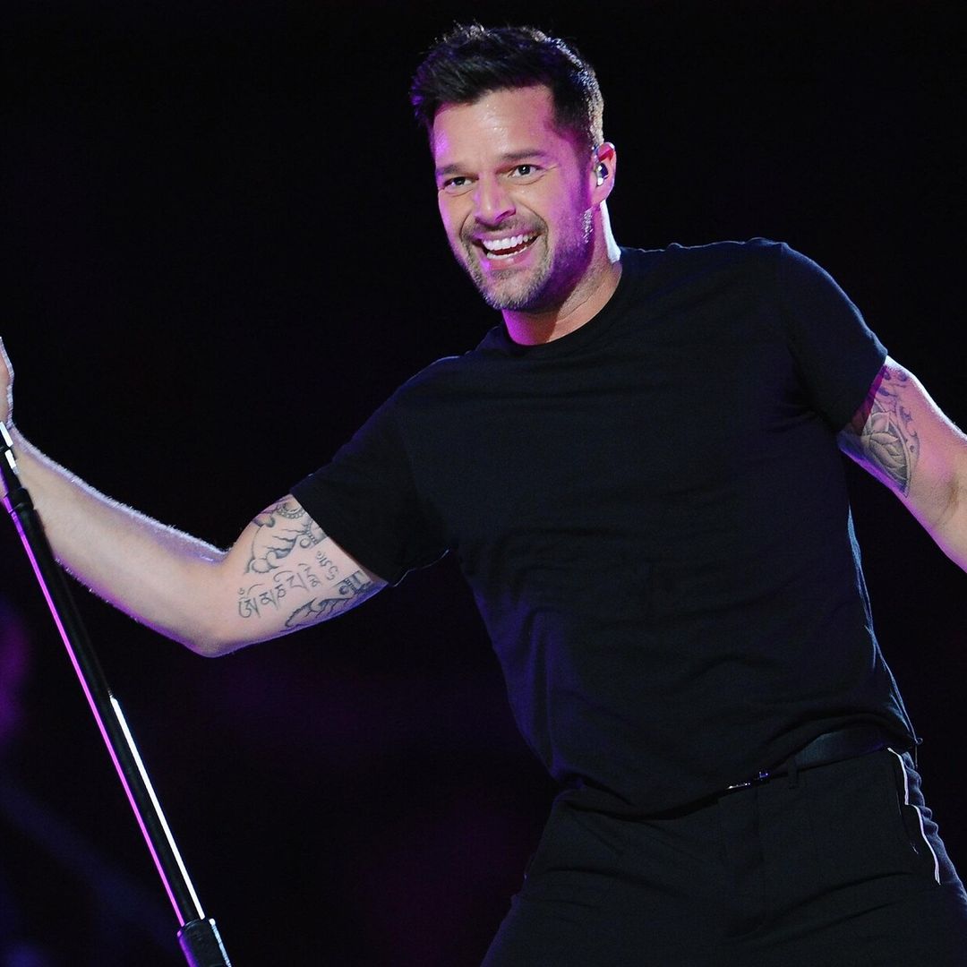 Los gemelos de Ricky Martin lo sorprenden en pleno escenario