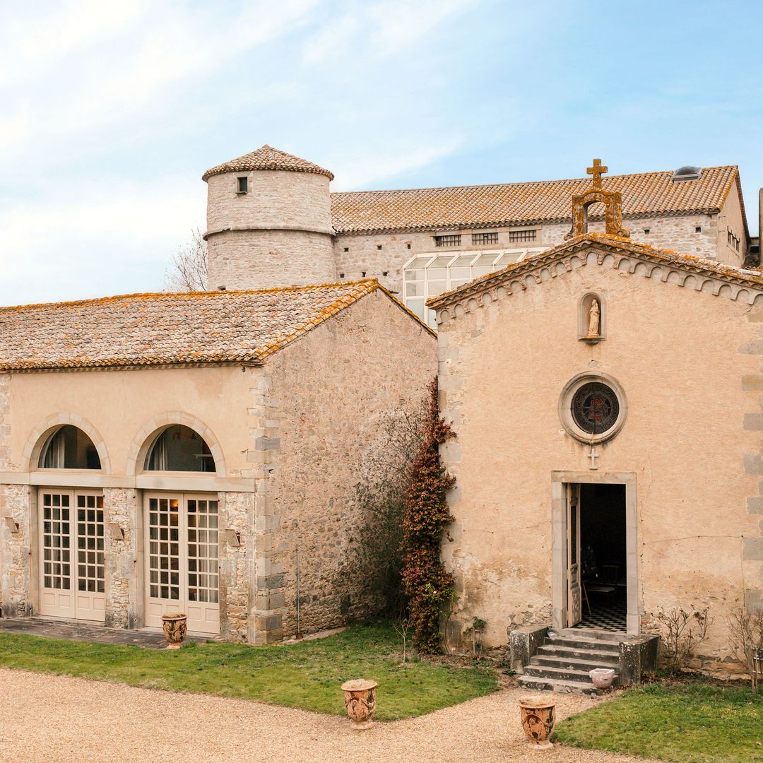 Los terrenos del castillo, que está cargado de historia, incluyen una capilla familiar, que ha sido un lugar de oración para generaciones de habitantes del lugar