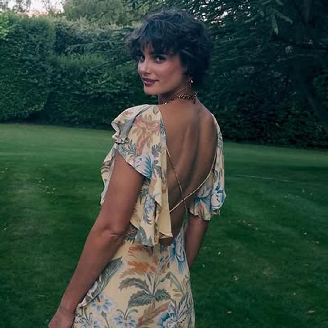 Taylor Hill en un jardín con vestido largo veraniego