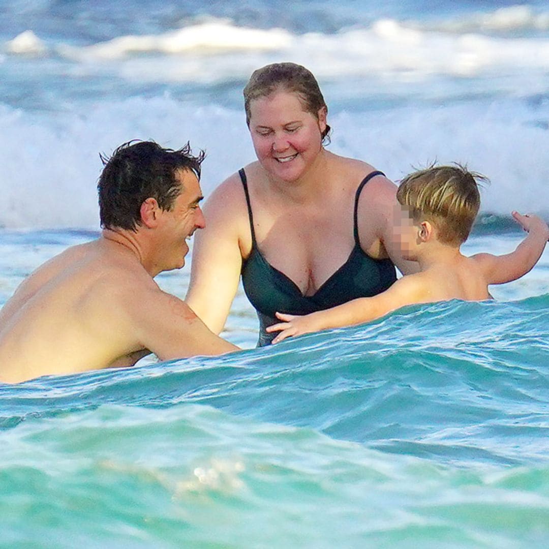 ¿Quién dijo frío? Amy Schumer termina el año en el Caribe con su marido y su hijo