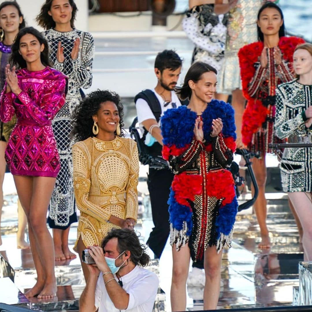 En un barco y con las modelos descalzas: el inusual desfile de Balmain por su aniversario