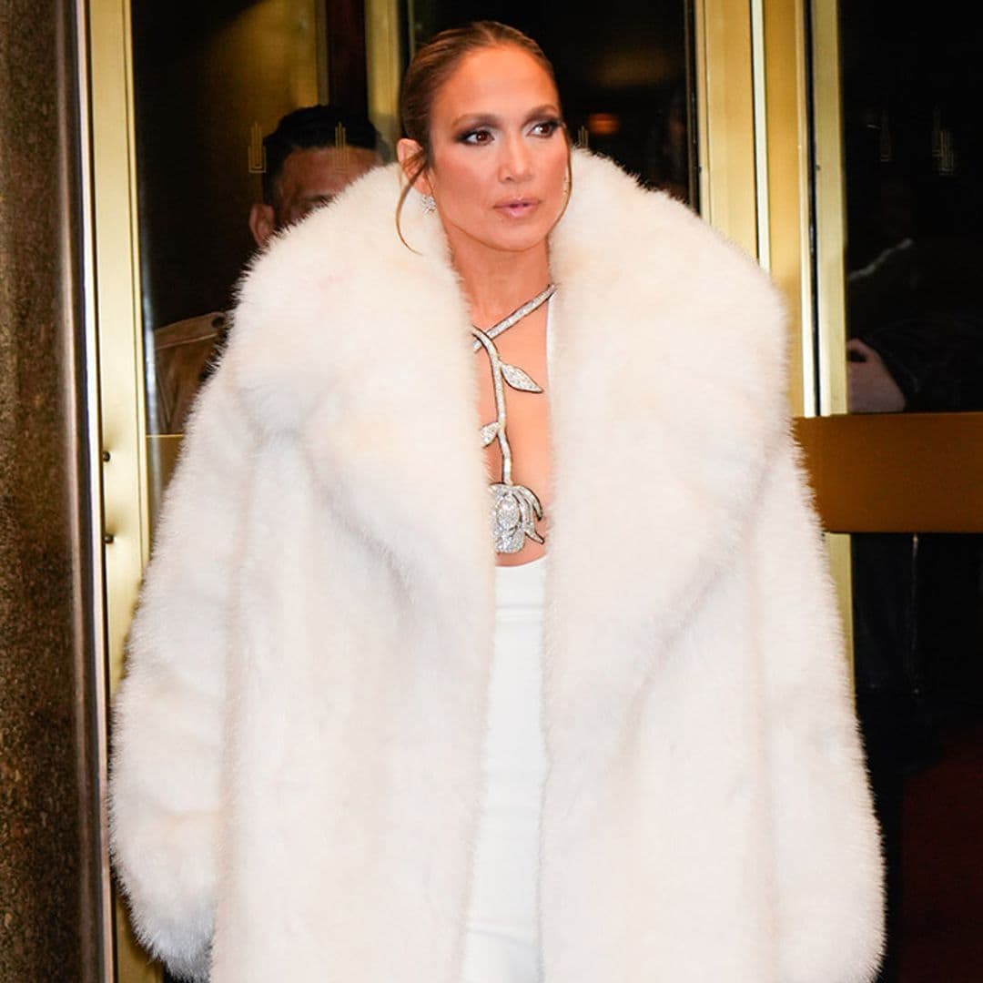 Jennifer Lopez se enfunda en vestidos de cristales, zapatos-joya y flores '3D' para promocionar su disco