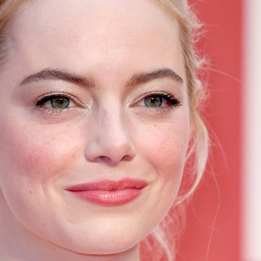 Con extensiones y rubia platino, Emma Stone como nunca la habíamos visto