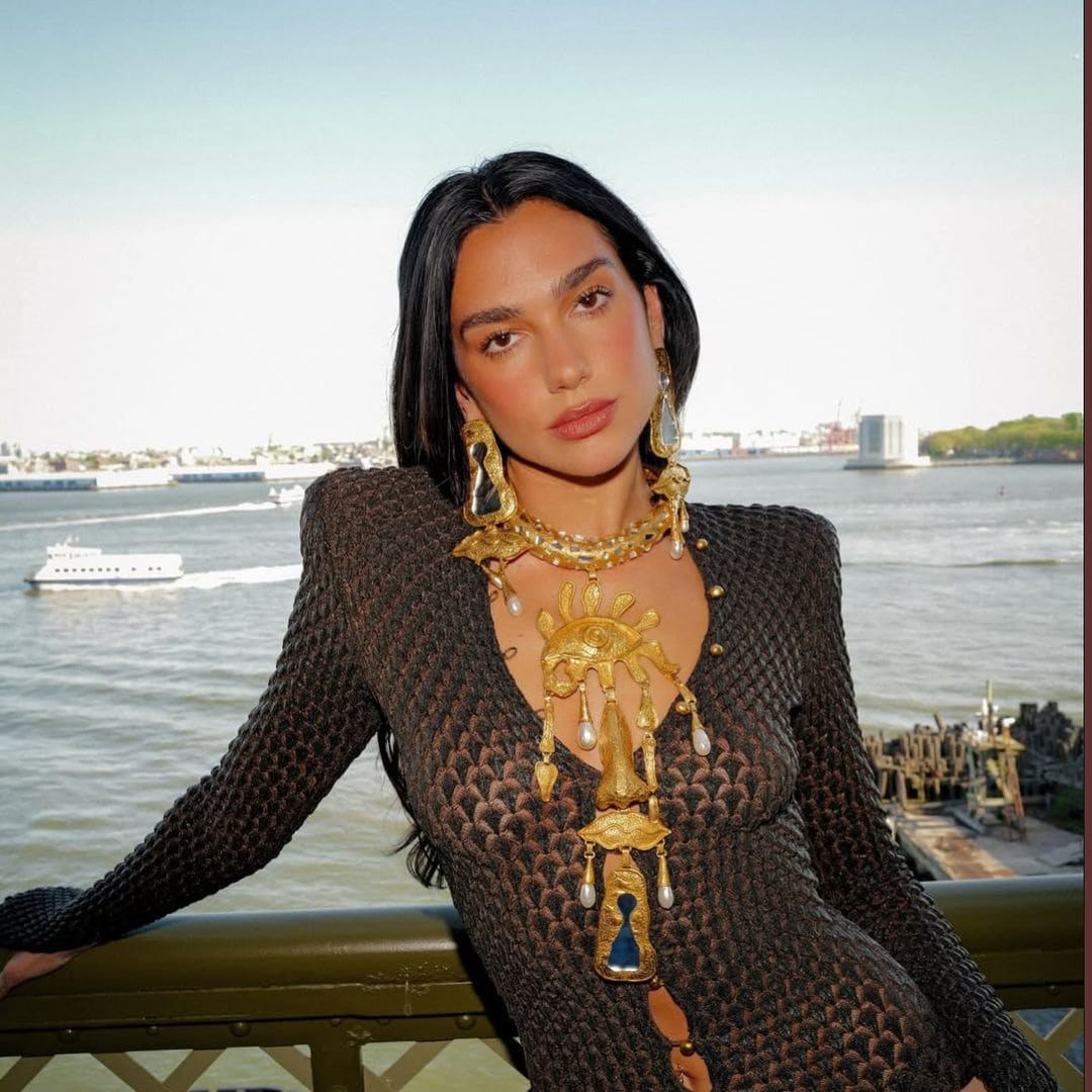 Acercamiento al beauty look y los collares de Dua Lipa