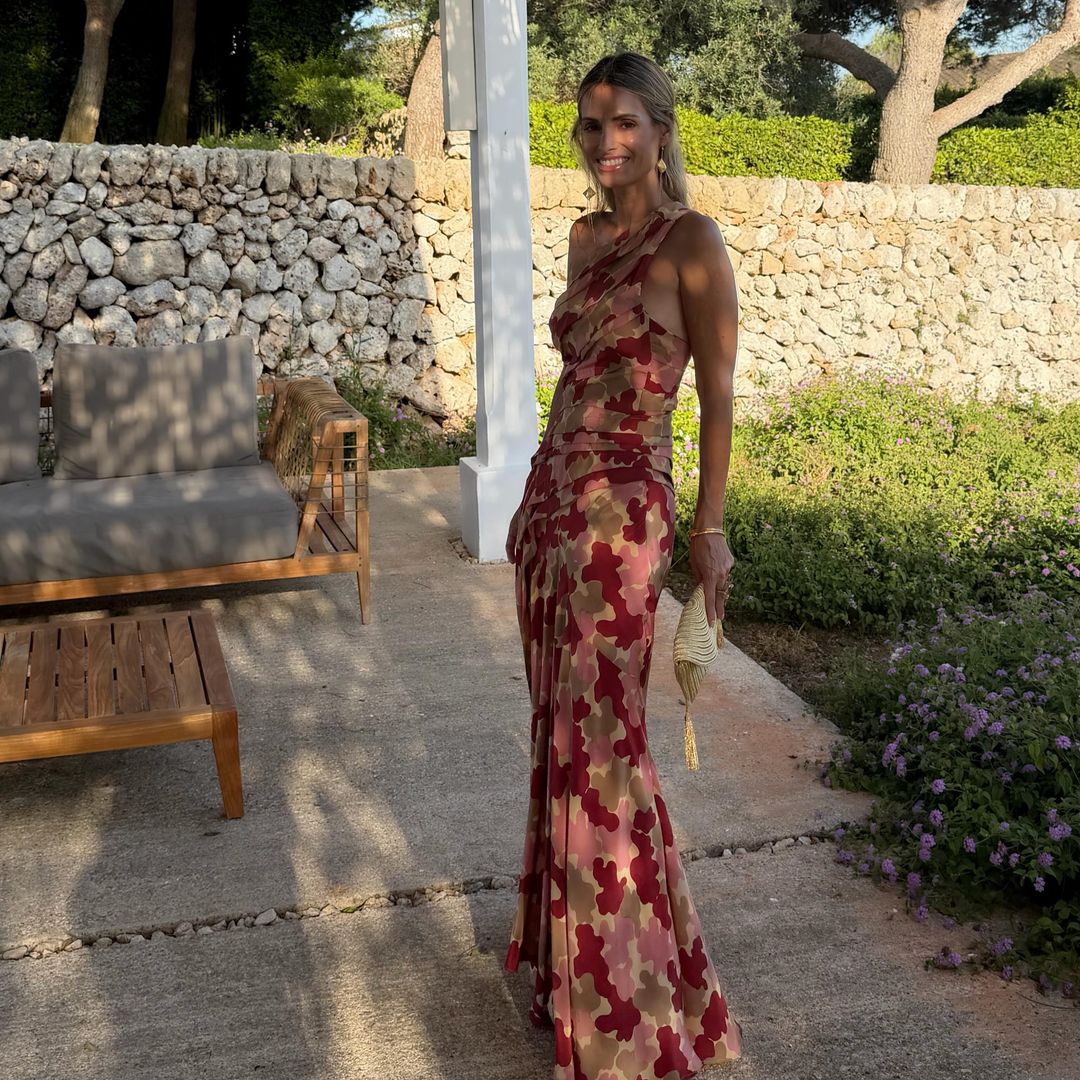 Andrea Pascual sorprende con un vestido veraniego que hace tipazo y marca la cintura: "Es perfecto tanto para mujeres de 20 como de 40"