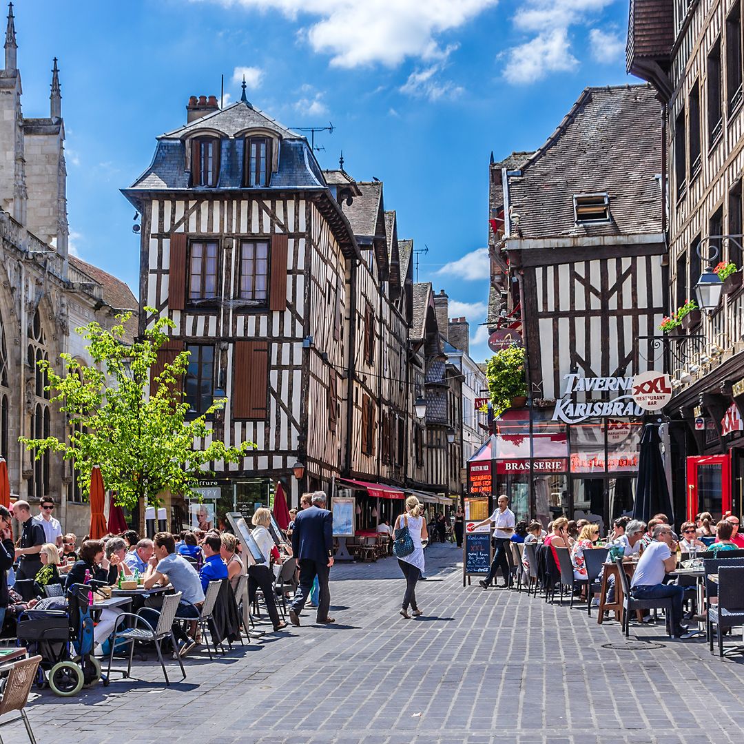 La ciudad medieval más intacta de Francia que casi nadie conoce: a hora y media de París y sede del mayor mercado de Europa