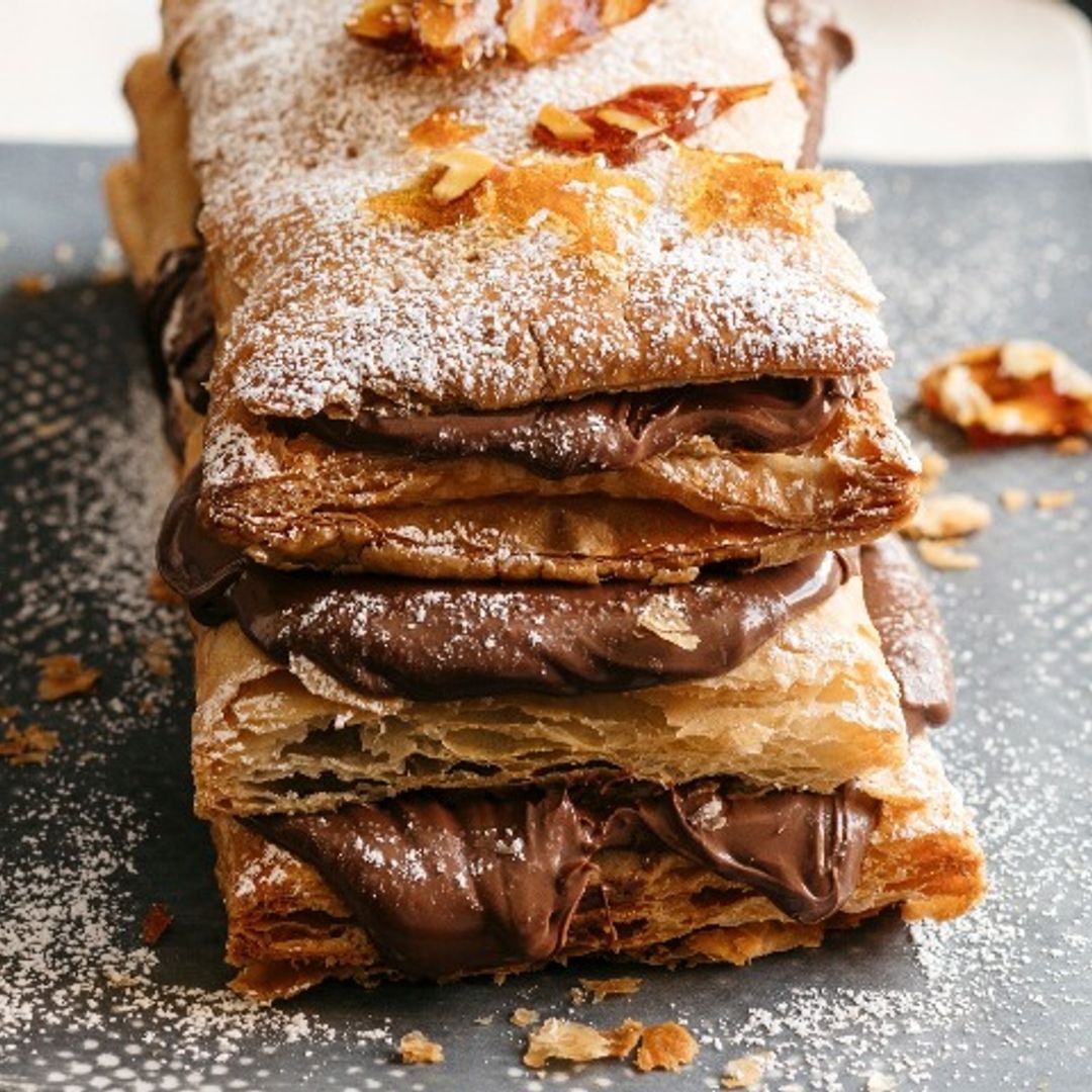 Milhojas de 'mousse' de chocolate y almendras