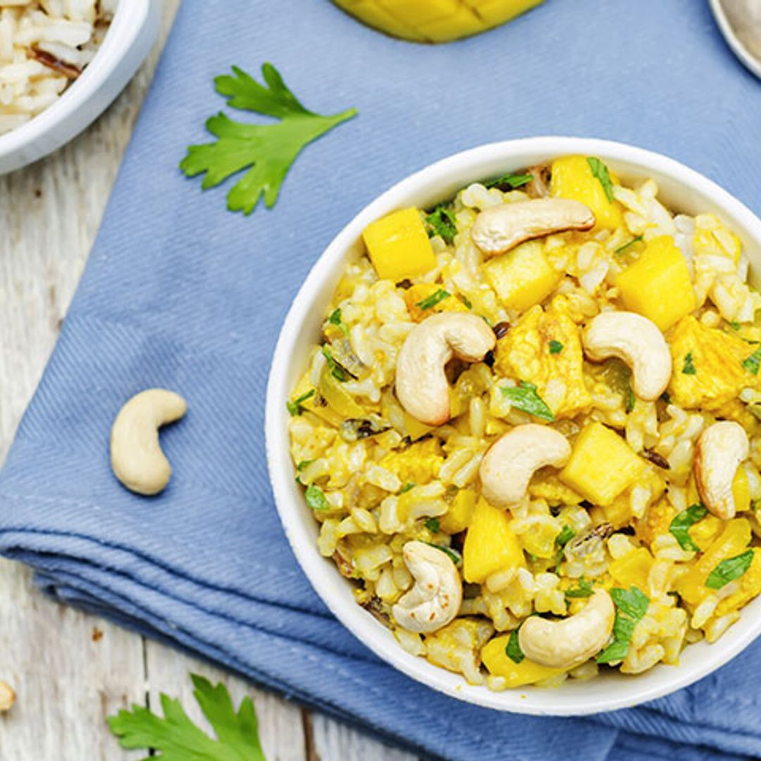 Arroz con pollo al curry, mango y anacardos