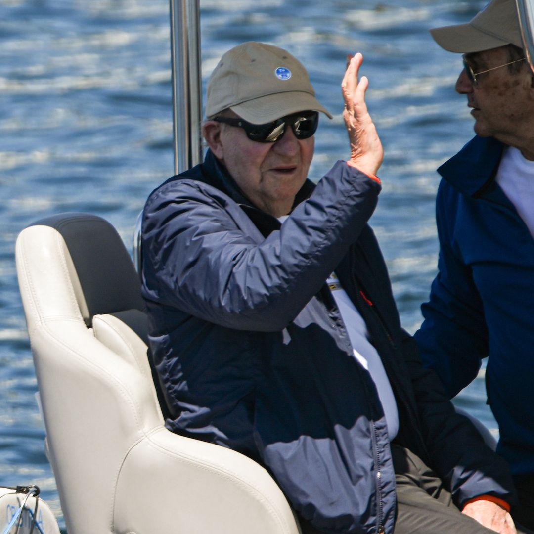 El rey Juan Carlos se despide de Sanxenxo entre regatas, risas y una entrañable reunión familiar