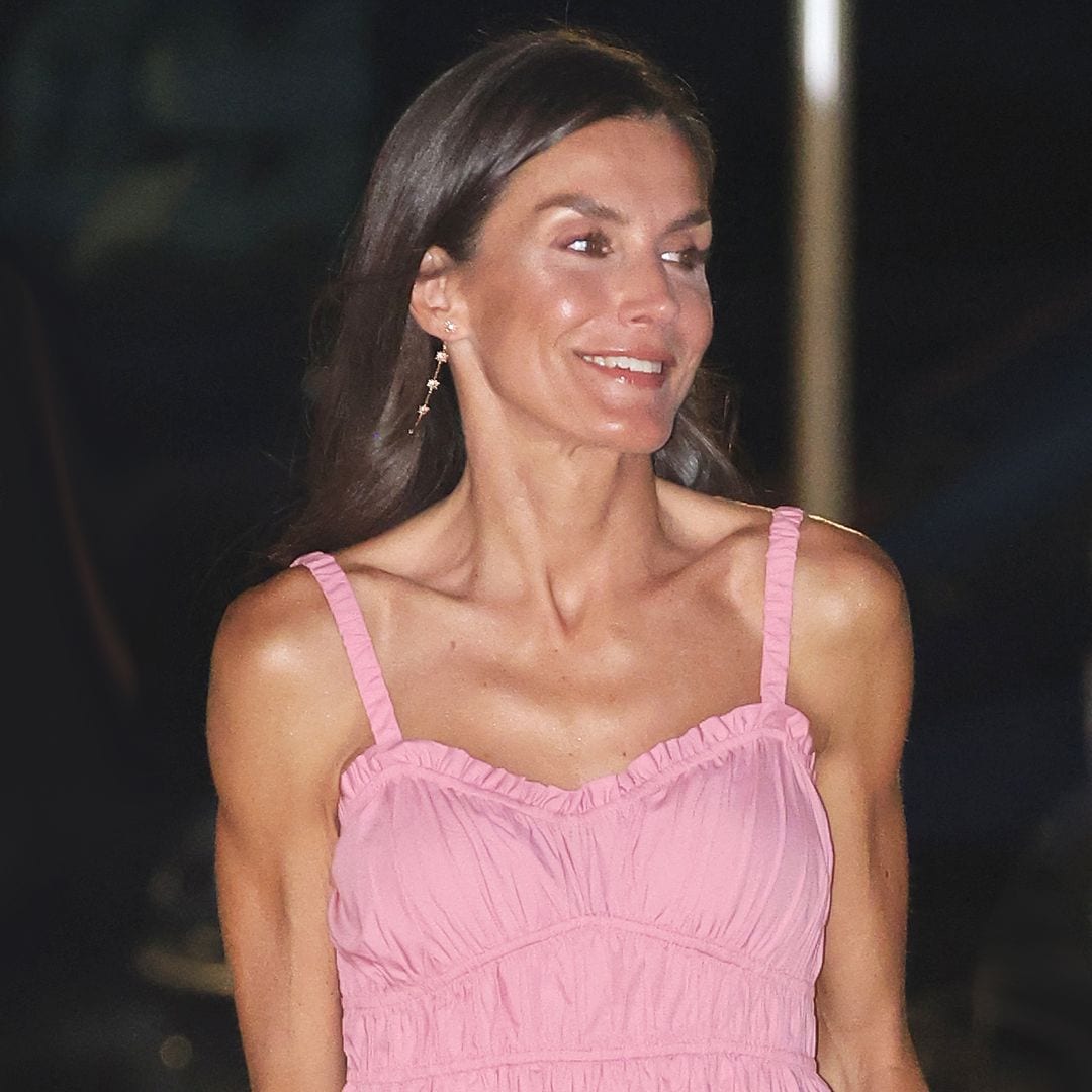 El nuevo look de la reina Letizia: vestido rosa con efecto corsé y espardenyas con sello ibicenco