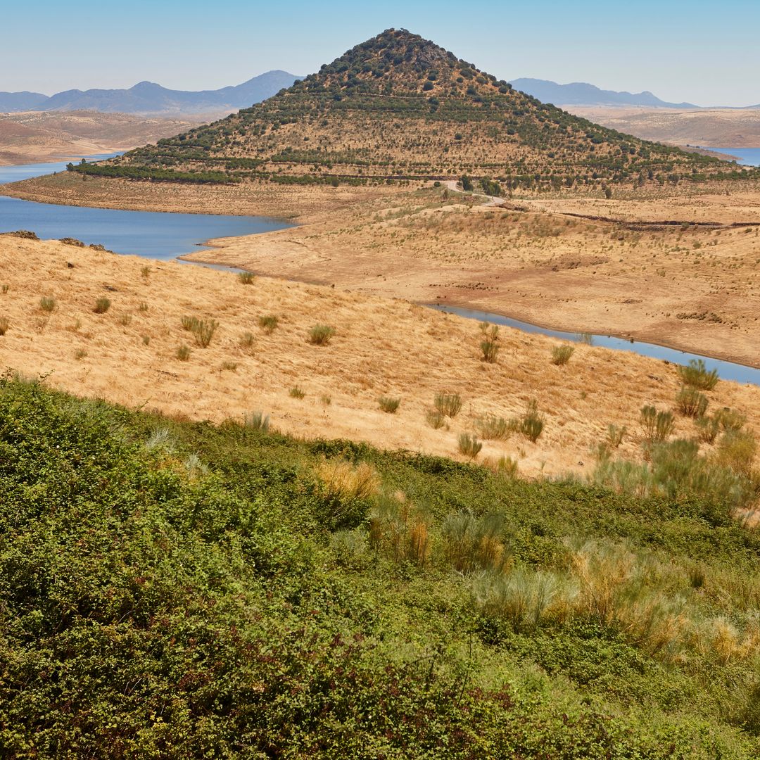 En medio de las aguas de La Serena emerge el inconfundible cerro Masatrigo, con su inconfundible silueta.