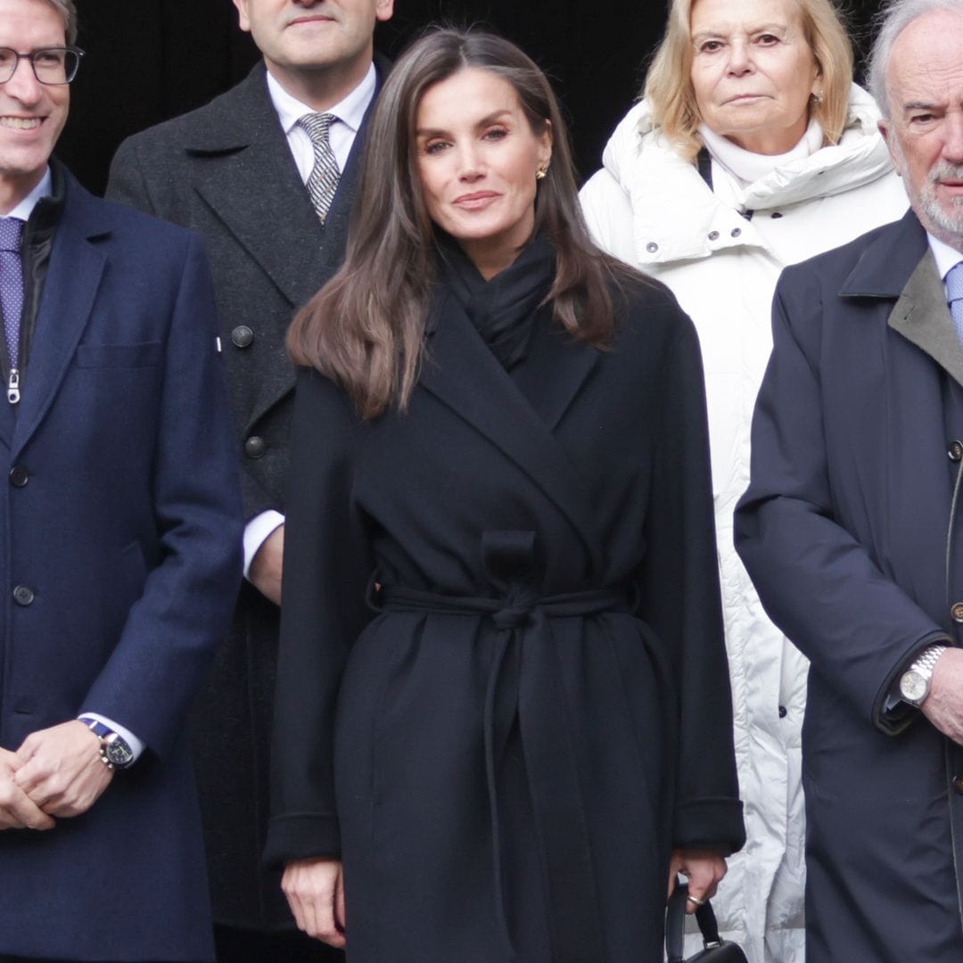 La reina Letizia recupera en La Rioja sus básicos de otoño más cómodos y rinde homenaje a Isak Andic