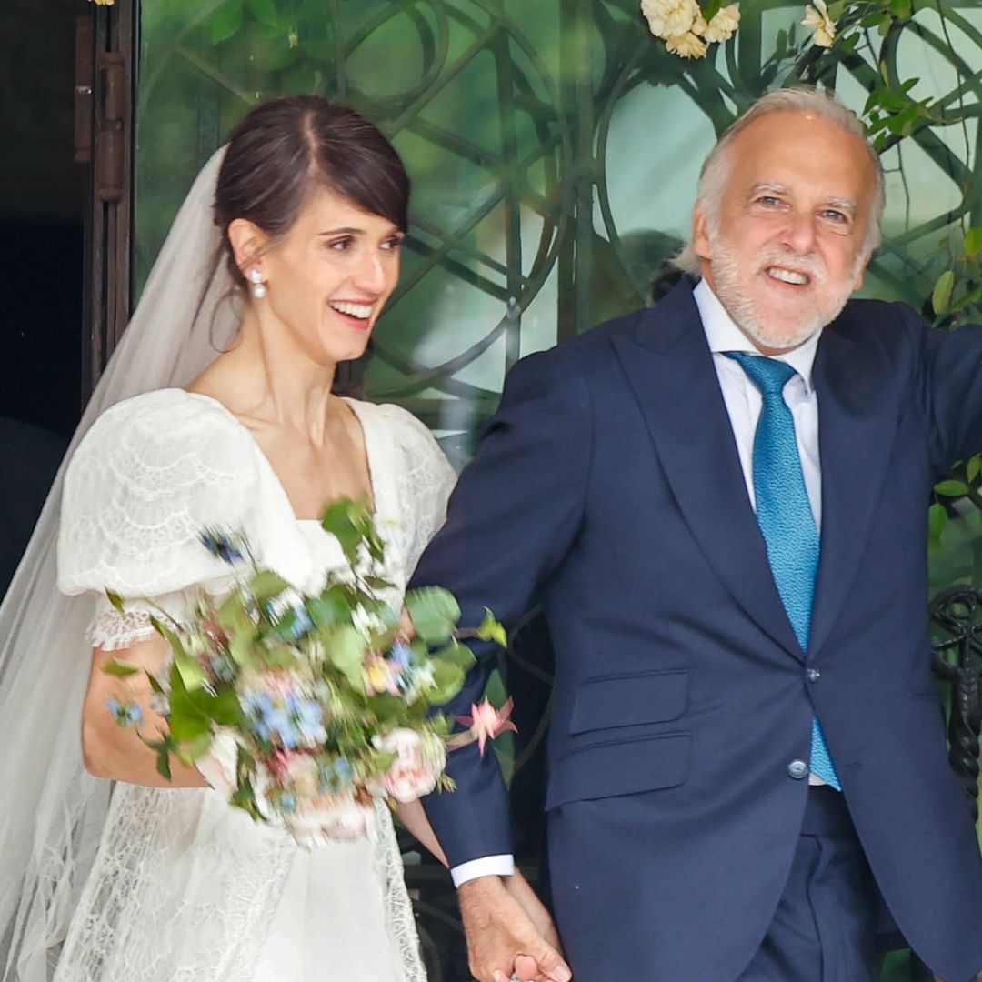 Paco Arango y Begoña Aguilera, convertidos ya en marido y mujer, abandonan el templo tras el "sí, quiero", el pasado 8 de mayo. La novia estaba radiante con un sofisticado diseño de líneas depuradas, firmado por Alvarno