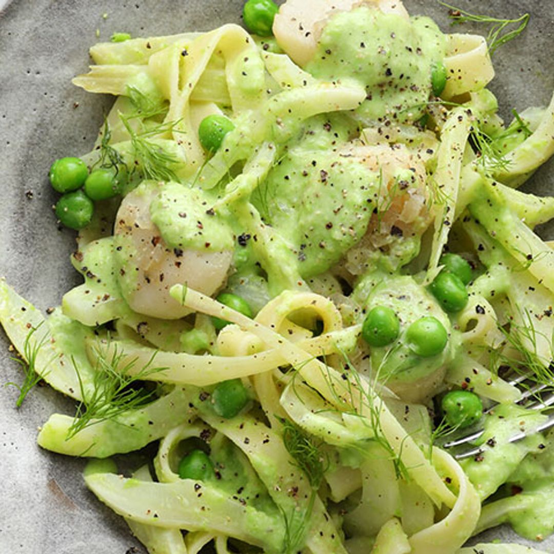 'Noodles' con hinojo, vieiras y crema de guisantes