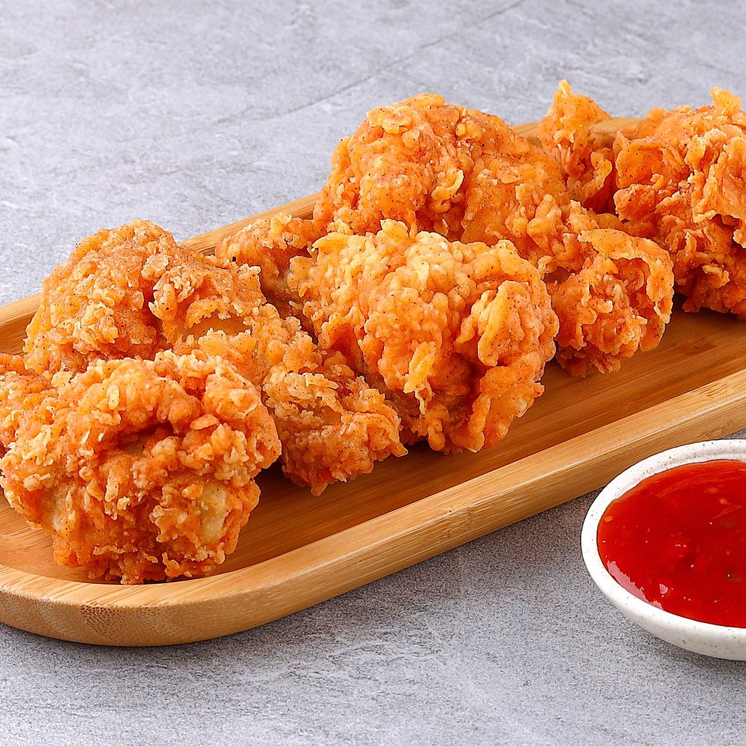 Así se hace el pollo frito perfecto: crujiente por fuera, tierno por dentro y 6 sitios de Madrid donde lo bordan