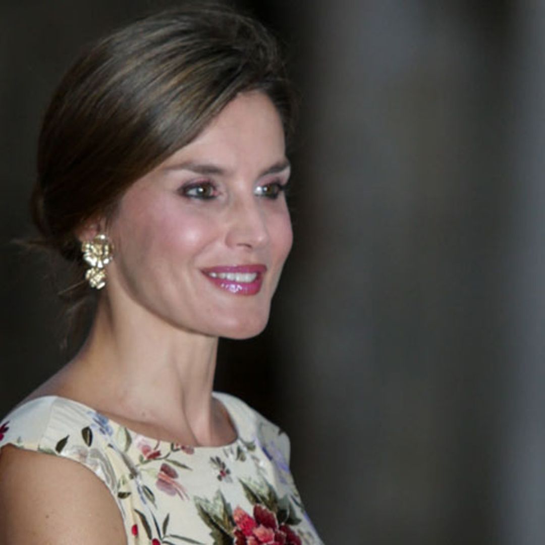 Letizia estrena un vestido que recuerda a los mantones de Manila para la recepción en el Palacio de La Almudaina