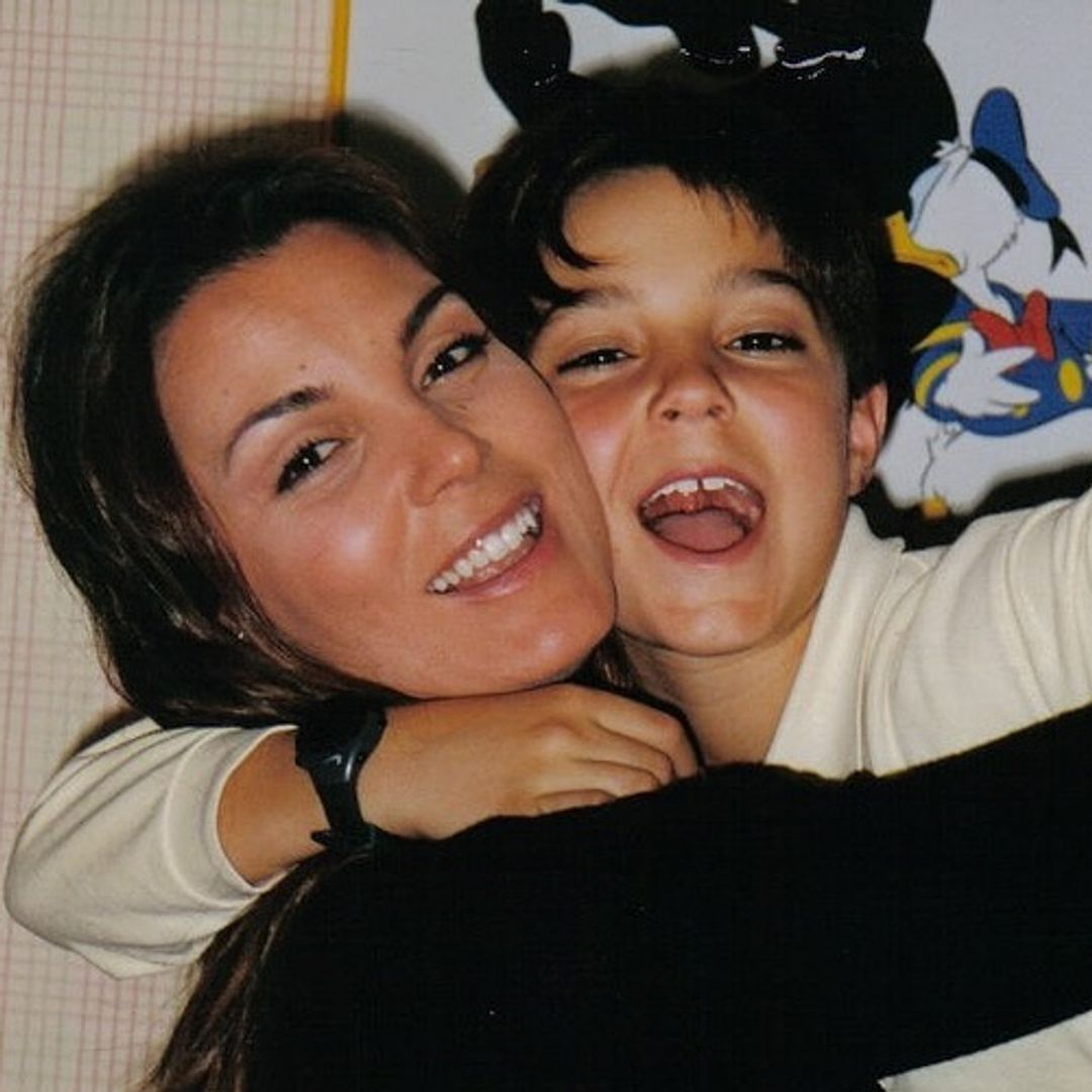 Mar Flores y su hijo mayor, Carlo, cuando él era un niño