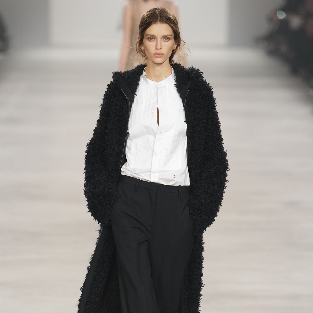 Un homenaje a Valentino y la elegancia eterna del color negro: Maria Grazia Chiuri vuelve a Fendi tres décadas después