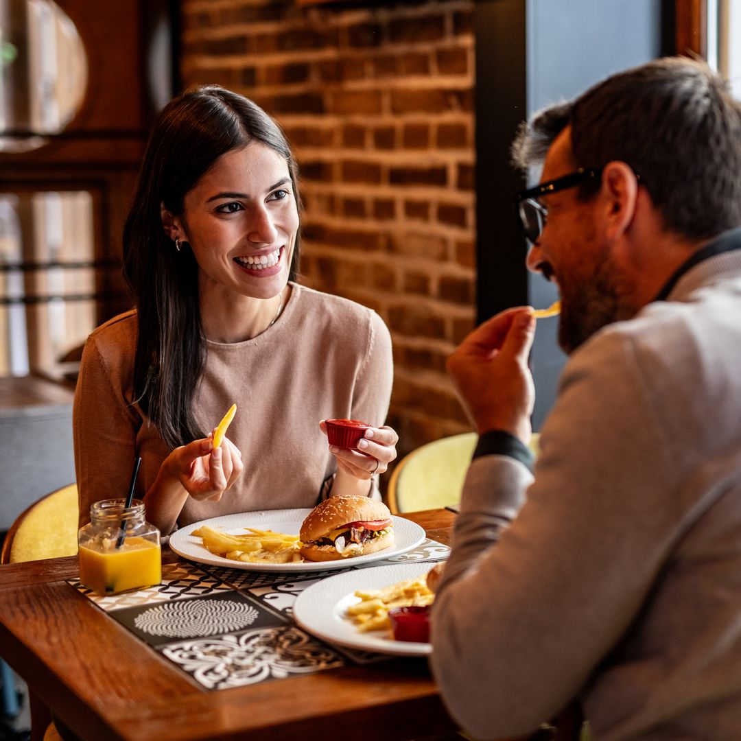 La UE marca el fin de los sobres de kétchup en 2026: así cambiarán las reglas para bares, restaurantes y hoteles